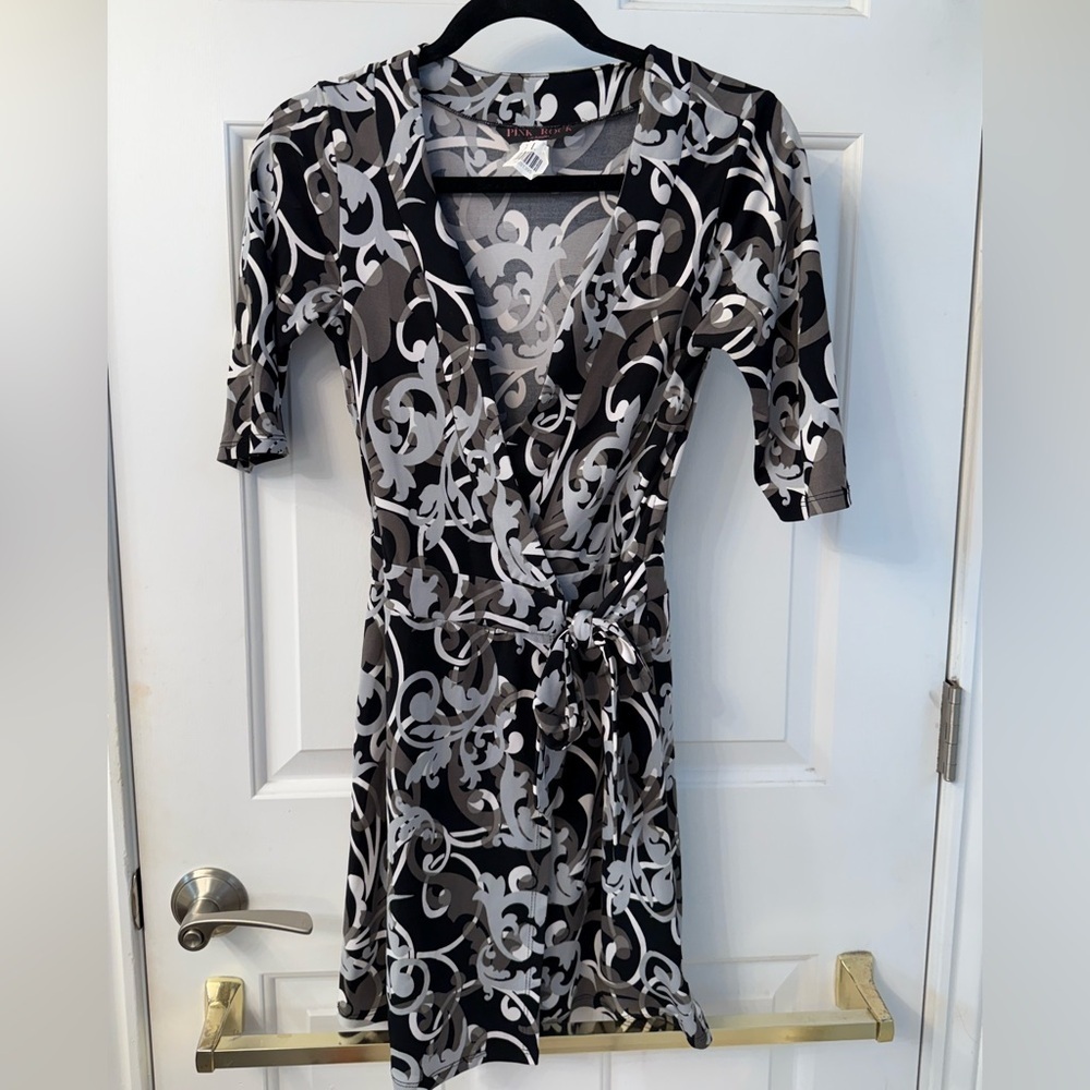 Elegant Long Sleeve Wrap Dress in Black and Gray